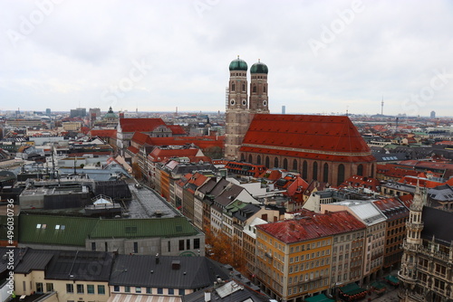 聖ペーター教会から眺めるミュンヘンの旧市庁舎とクリスマスマーケット