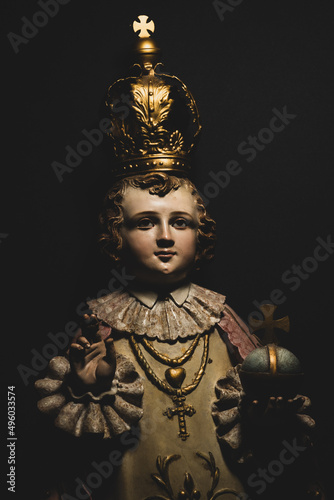 Photography statue of the Child Jesus holding a globus cruciger of Spanish origin