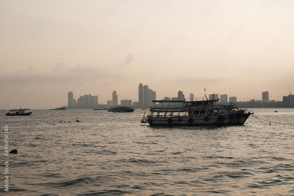 Fototapeta premium Going to the beach on a summer vacation in Pattaya