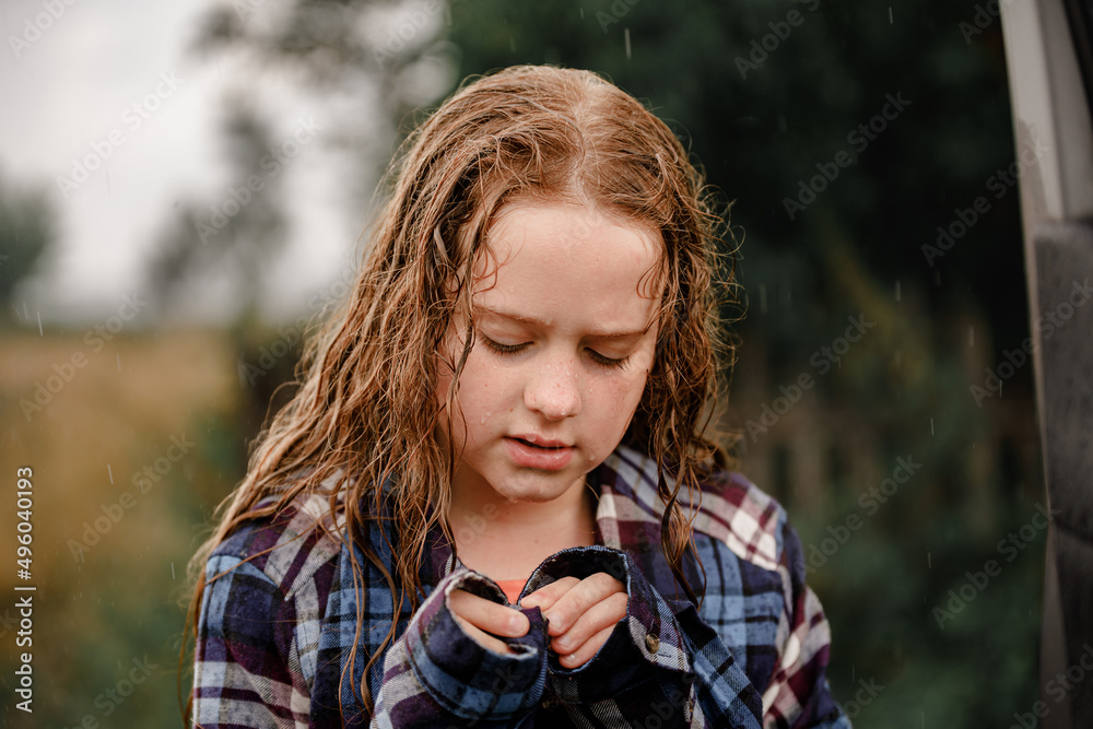 Child playing on the rain.