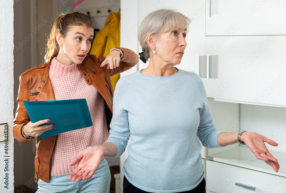Φωτογραφία Senior and younger women standing at home and quarreling about breach of rent contract