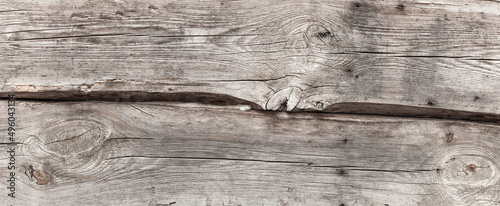 Naturalne tło niejednolitych starych grubych drewnianych desek z teksturą korozji drewna.. Kolory brązu, szary. Tapeta. 