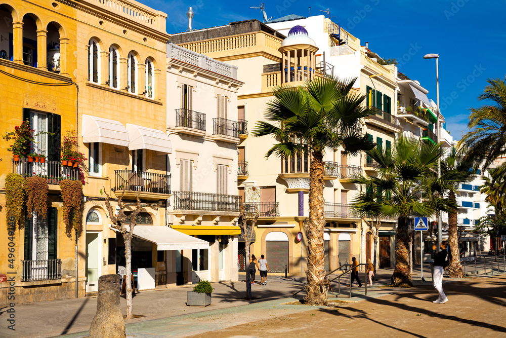 Obraz premium SITGES, CATALONIA, SPAIN - November 18, 2020: View on pedestrian street with cafes and shops
