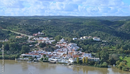 Alcoutim  peque  o pueblo en la regi  n del Algarve  Portugal  frontera con Espa  a. Vista de su puerto deportivo y casas a orillas del r  o Guadiana desde en Sanl  car de Guadiana en el lado espa  ol.