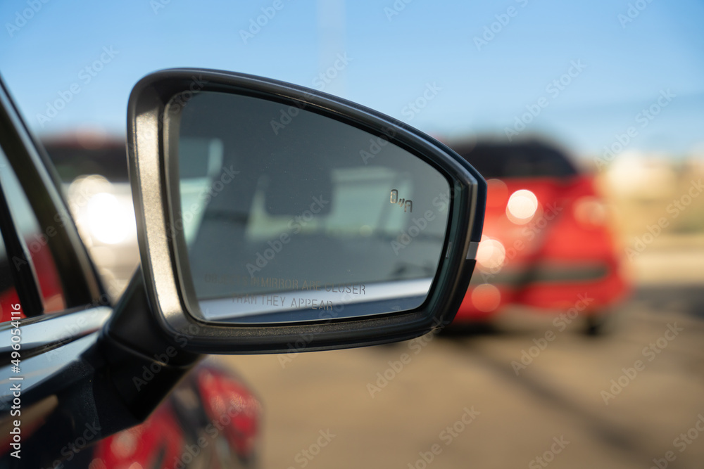 Primer plano del espejo retrovisor de coche moderno. Espejo retrovisor de automóvil aparcado en estacionamiento. 