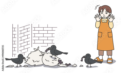 ゴミ袋を破っているカラスを見つけて驚いているエプロン姿の女性B【カラー／壁あり】