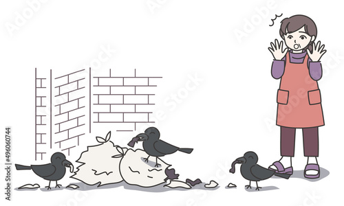 ゴミ袋を破っているカラスを見つけて驚いているエプロン姿の女性C【カラー／壁あり】