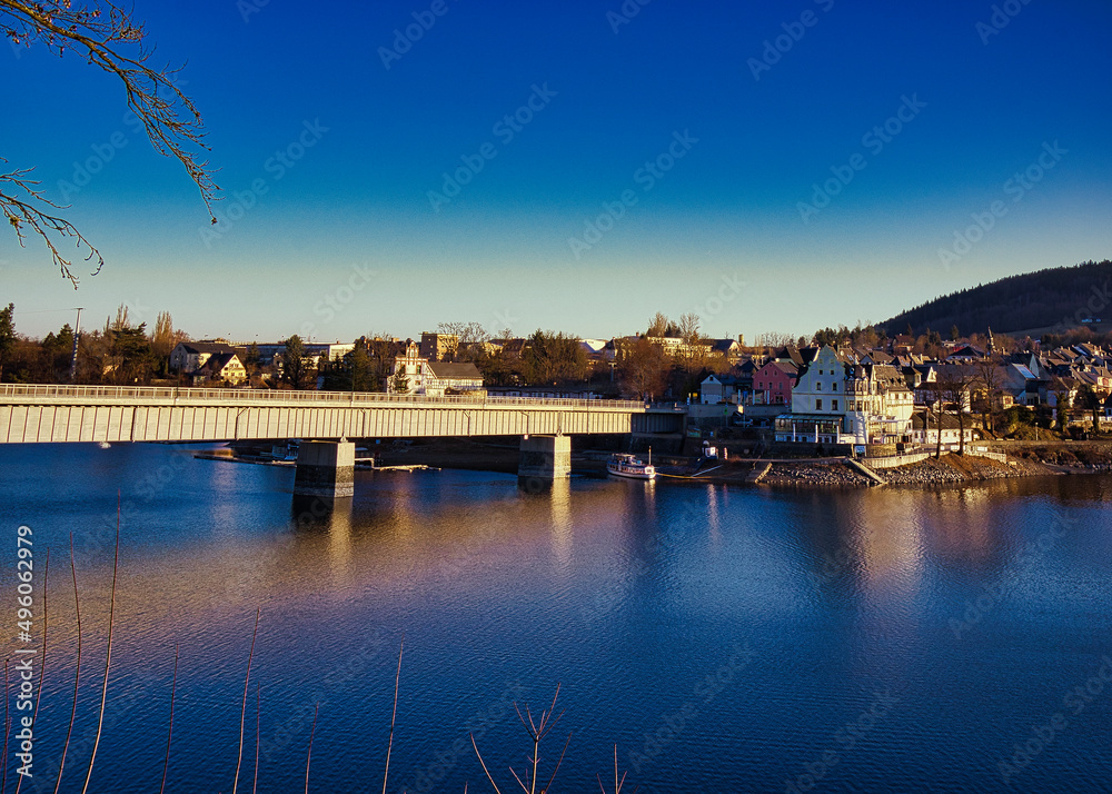 Blick auf Saalburg mit Brücke und Hotel am Saale Stausee, Morgen Licht, Bleilochtalsperre, Thüringen