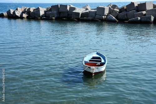 Bellissimo mare con scogliera per riparo barche a salerno italia