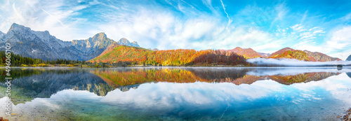 Konstfotografi Breathtaking autumn scene of sunny morning on Almsee lake