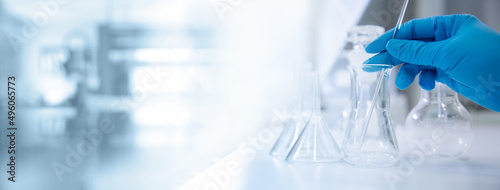 Foto hand of scientist with test tube and flask in medical chemistry lab banner backg
