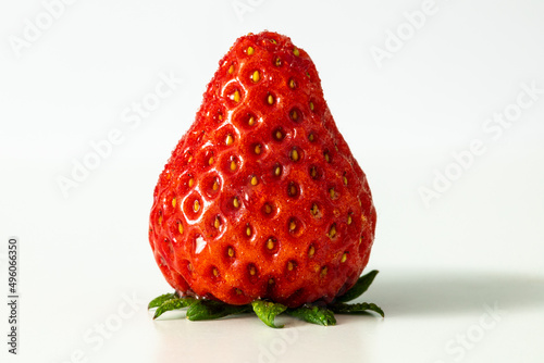 Truskawka, truskawka na białym tle, czerwona truskawka, duża truskawka, owoc, deser © Konrad