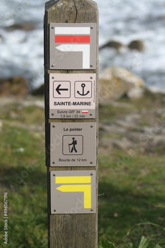 poteau de signalisation de chemin de randonnée en Bretagne