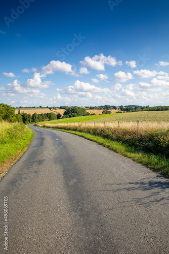 Route de campagne, paysage à travers les champs et les virages en province.