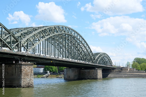 FU 2021-05-13 Rheinhafen 36 Eine Brücke führt über den Fluss
