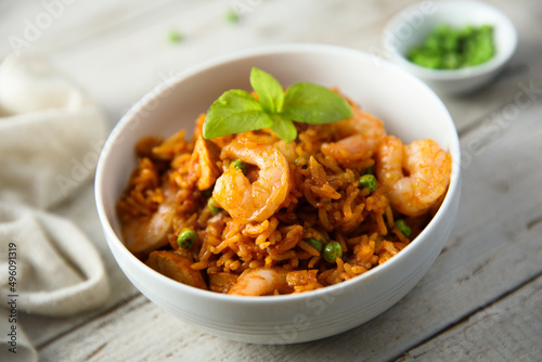 Spicy rice with shrimps and green pea