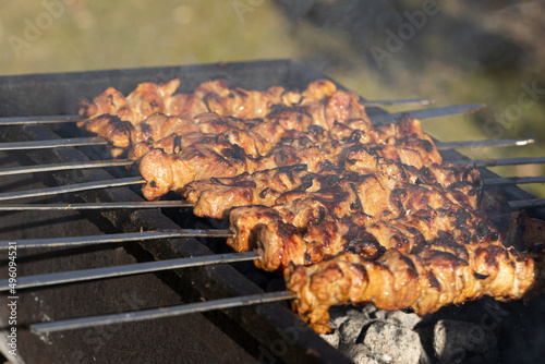 spieße auf Stäbchen werden auf Kohlen gebraten auf dem Grill liegen Stöcke senkrecht Frühlingszeit ferner Plan