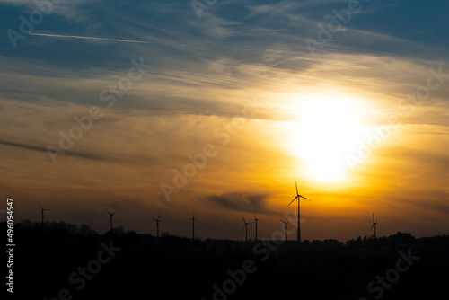 sonnige gelbe Sonnenuntergang blauer Himmel Hintergrund mit Windmühlen