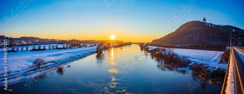 Schöner Blick über die Weser und zum Kaiser-Wilhelm-Denkmal im winter © RuZi