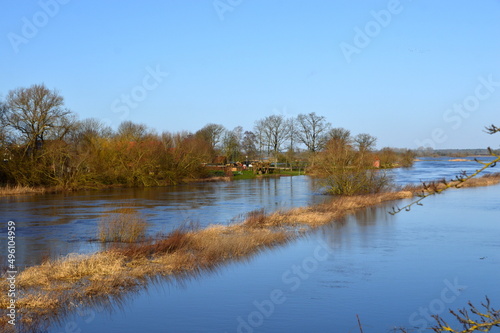 Hochwasser am Fluss Aller im Winter in der Stadt Rethem, Niedersachsen