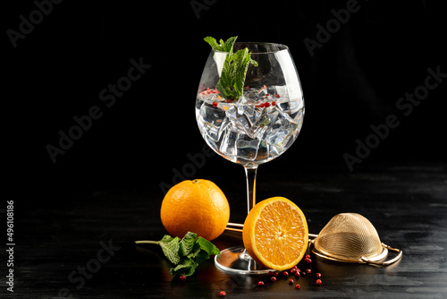 Obraz na płótnie Modern Cocktail gin tonic herb spices fishbowl glass plain background w salonie