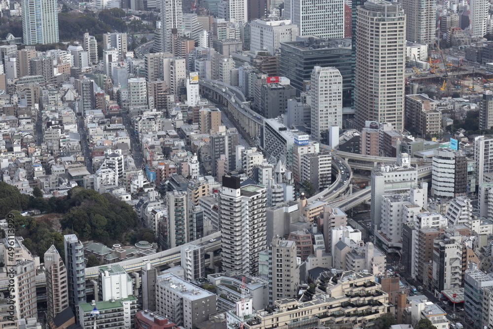 日本の東京の街並み。密集したビル群。高層ビルの展望室から撮影。