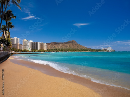 Fototapeta Naklejka Na Ścianę i Meble -  Waikiki Beach and Diamond Head on the island of Oahu - Hawaii - USA