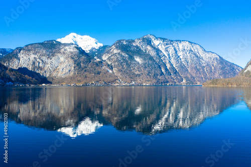 Amazing aerial view of Lake Hallstatt in Austria. The Hallstätter Lake is one of the most famous lakes in the upper austrian Salzkammergut. Dachstein mountains in the background. Hallstatt, Austria © familie-eisenlohr.de