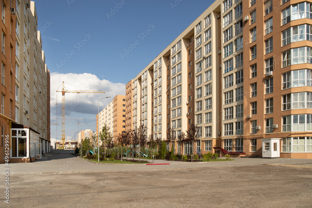 Obraz premium Residential multi-storey residential complex with park yard in the middle