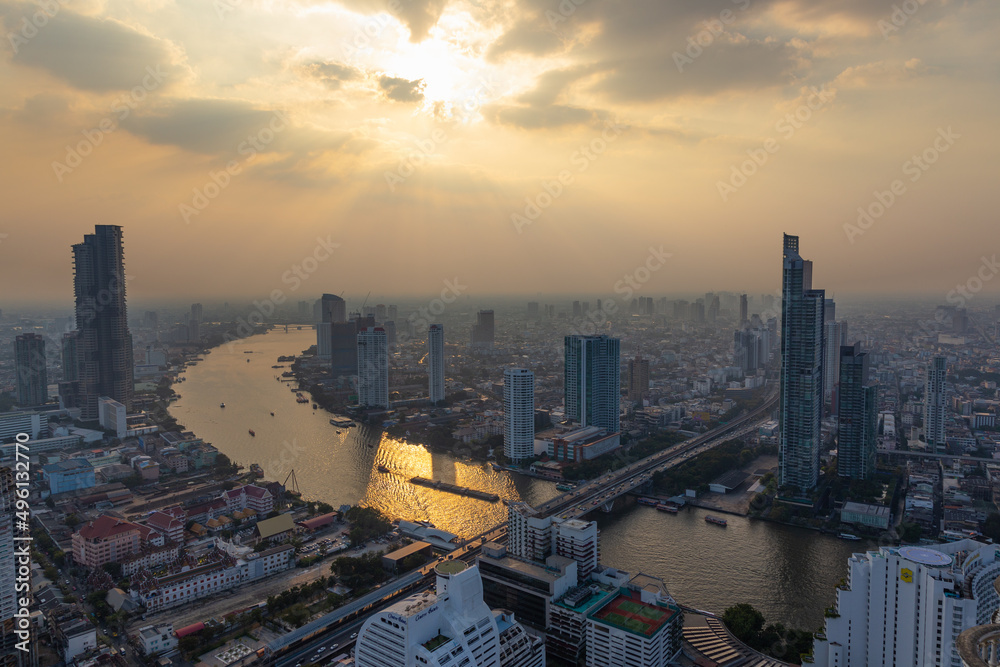 Obraz premium High angle view of the Chao Phraya River in the afternoon Surrounded by skyscrapers in the middle of Bangkok