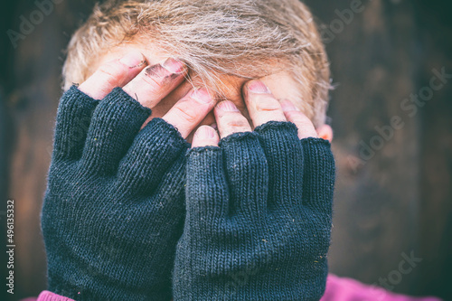 Mann schlägt die Hände vor dem Gesicht zusammen als Zeichen für Scham, Hilflosigkeit oder Trauer photo