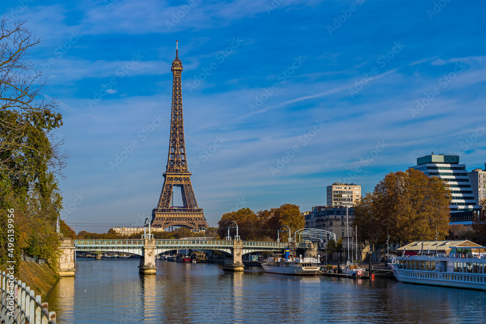 Fototapeta premium Eiffel Tower in a Sunny Day in Paris Seine River and Railway Bridge Fall Colors