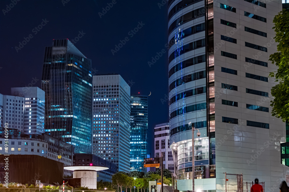 Obraz premium Crescent Moon on Top of Towers of La Defense Business District at Night