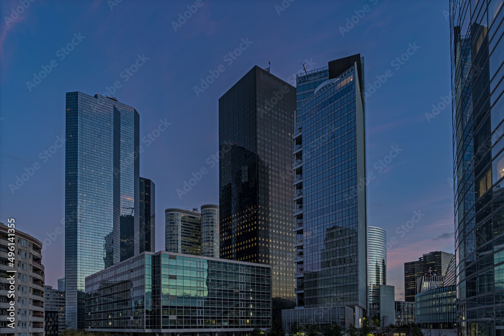 Obraz premium La Defense District and Towers Skyline at Sunset With Blue Sky and Light Reflections