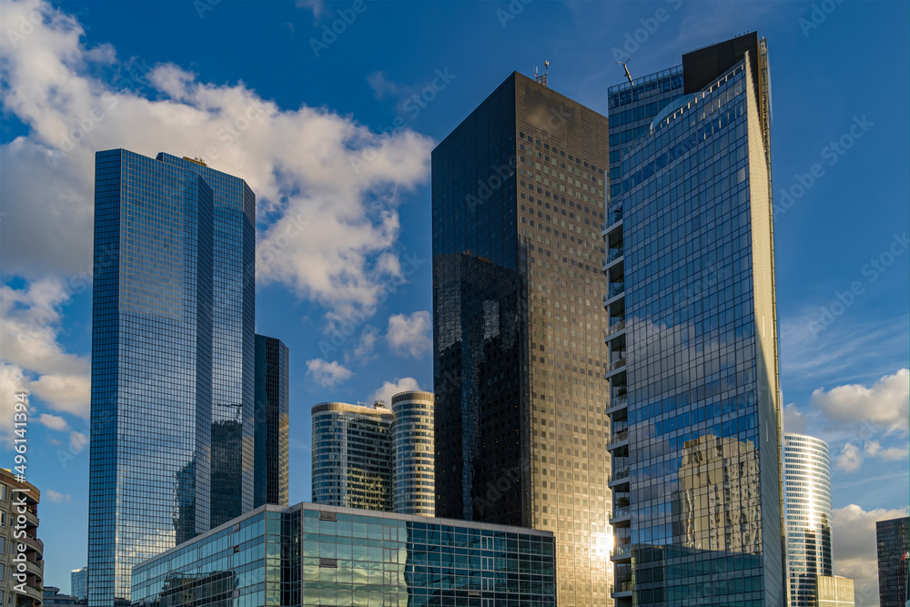 Obraz premium La Defense Business District Covered by Cloudy and Sunny Sky Reflections