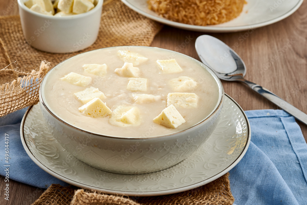Mote de queso colombiano con arroz de coco al fondo Mote de queso colombiano con arroz de coco al fondo