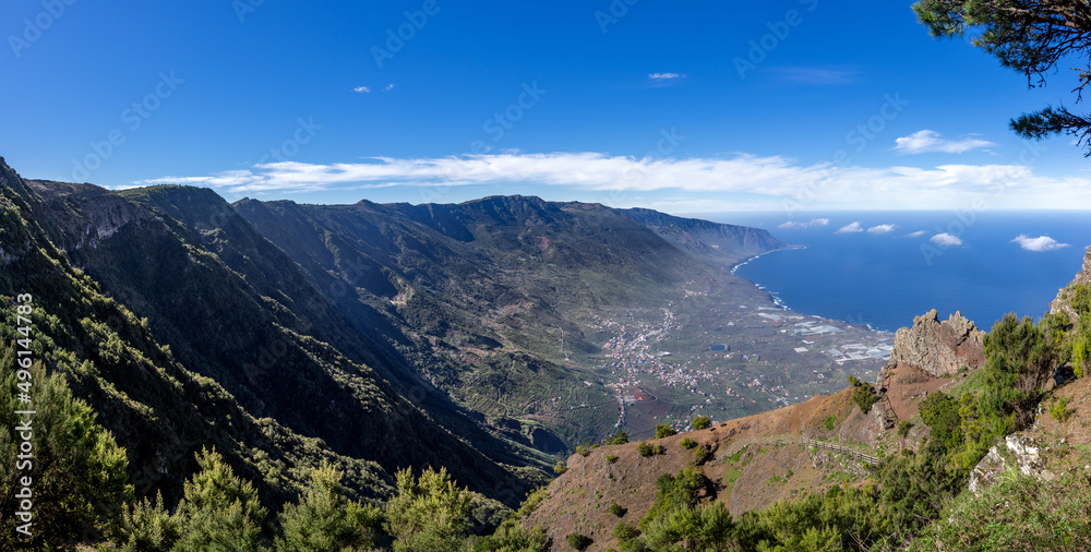 El Hierro - Panoramablick ins El Golfo Tal nahe dem Mirador de Jinama, der Wanderweg mit Geländer am Felsen im Hang ist der Camino de Jinama