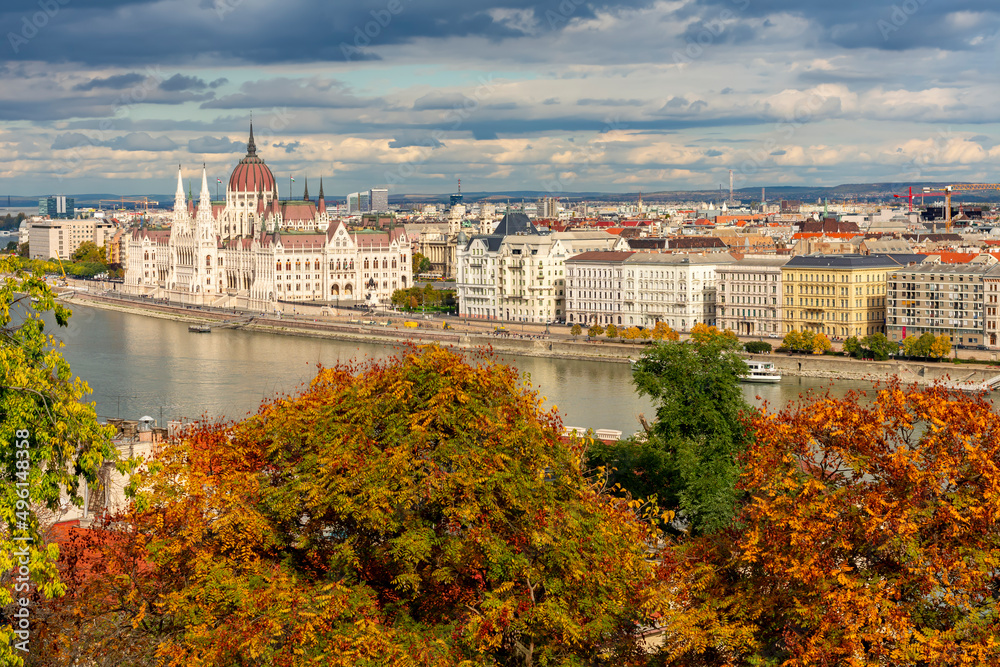 Fototapeta premium Budapest autumn cityscape with Hungarian parliament building and Danube river, Hungary