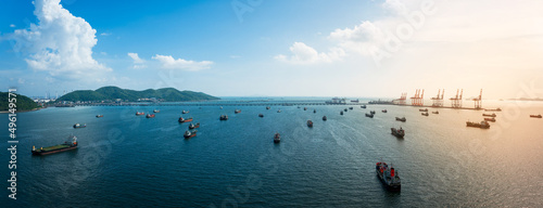 Photo Many Oil tanker ship, or Crude tanker mooring for loading  oil and gas storage a