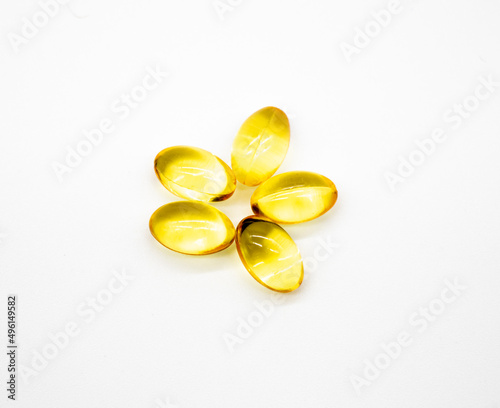 Obraz na płótnie fish oil supplement capsules higher vitamin and omega-3 in selective focus isolated on white background w salonie
