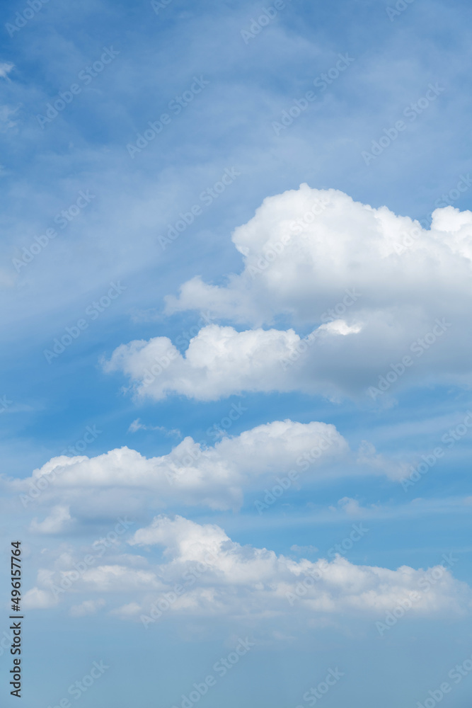 Obraz premium Beautiful blue sky with white clouds