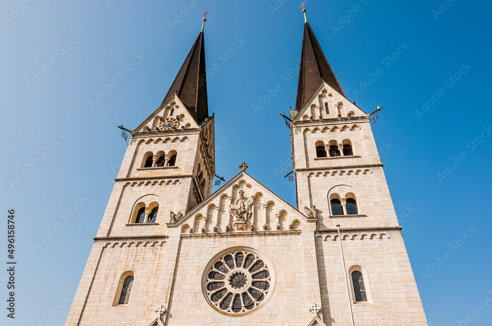 Olten, Stadt, St. Martin, Kirche, Altstadt, historische Häuser, Bahnhof, Frühling, Frühlingssonne, Solothurn, Schweiz
