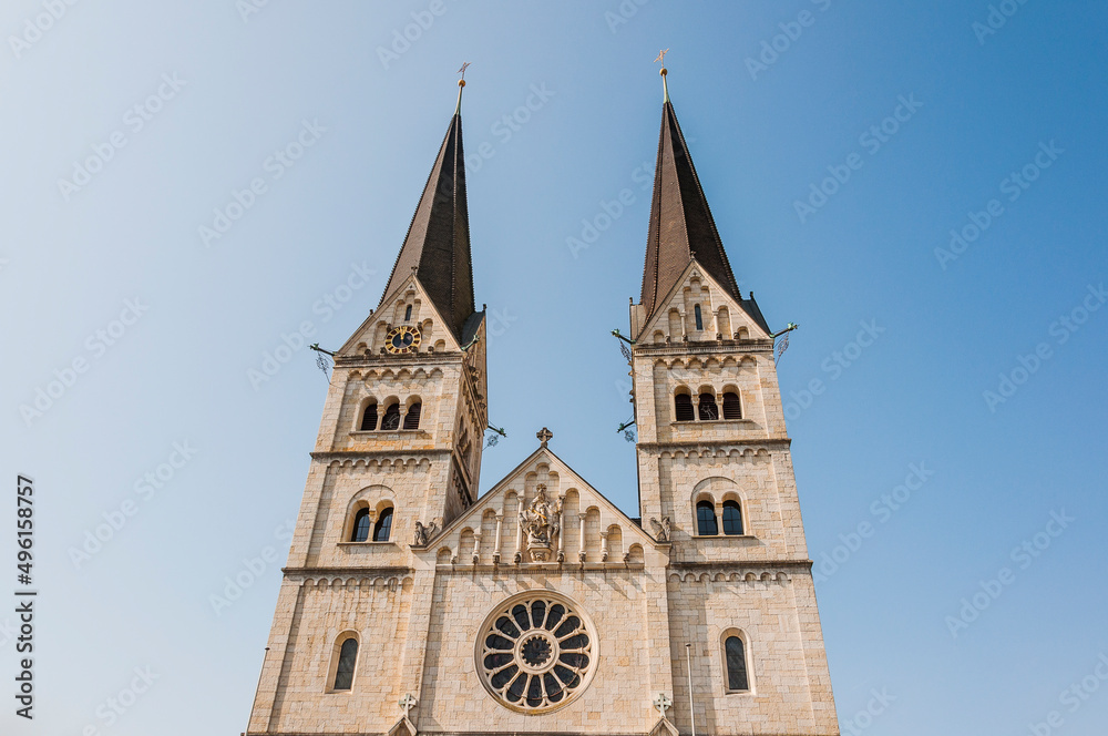 Fototapeta premium Olten, Stadt, St. Martin, Kirche, Altstadt, historische Häuser, Bahnhof, Frühling, Frühlingssonne, Solothurn, Schweiz