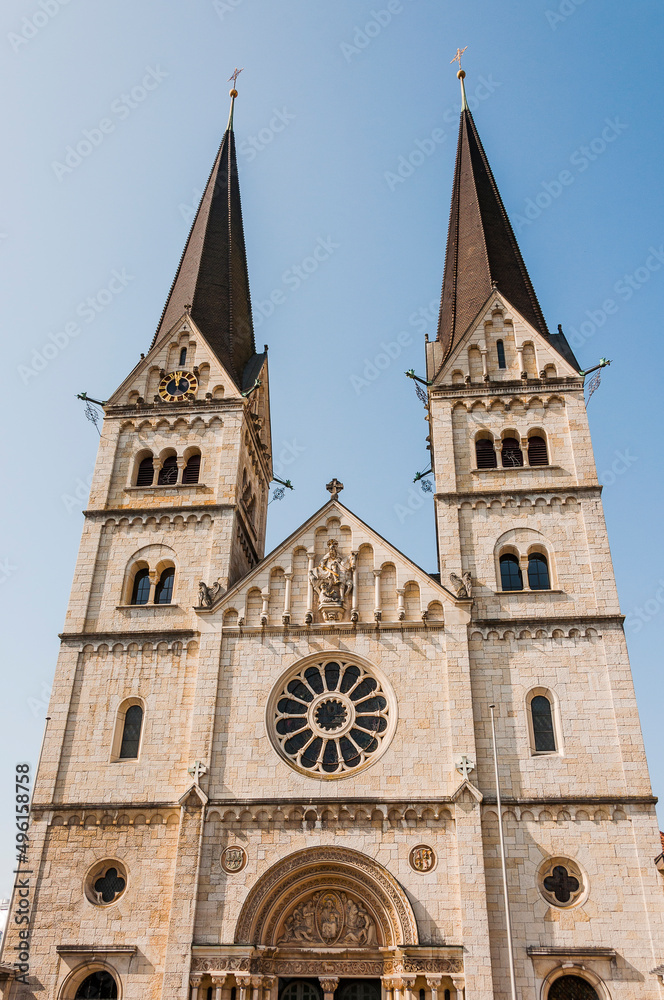 Olten, Stadt, St. Martin, Kirche, Altstadt, historische Häuser, Bahnhof, Frühling, Frühlingssonne, Solothurn, Schweiz