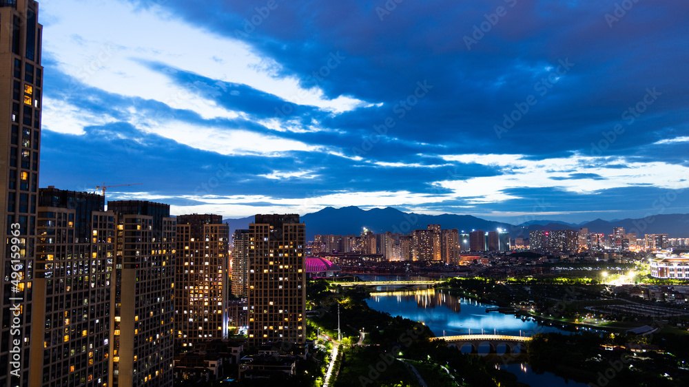 Naklejka premium Dark blue cloud over the city