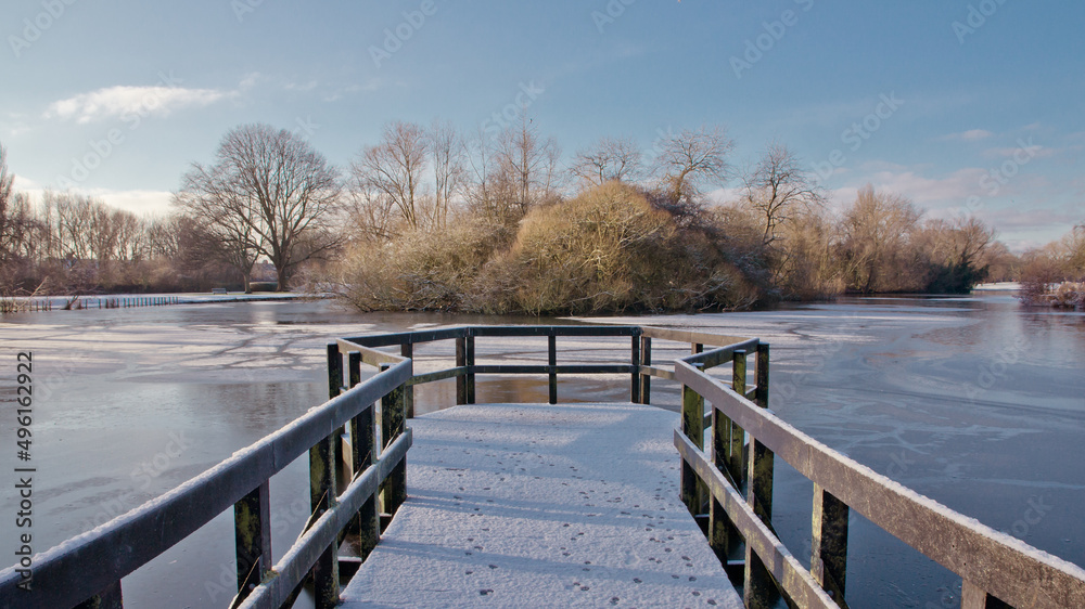 Naklejka premium wooden bridge over the winters lake