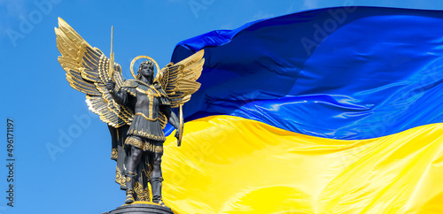 Billede på lærred Statue of an angel on Independence Square in Kyiv