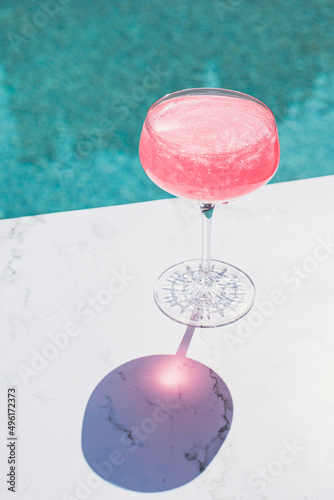 Quadro su tela Pink Cocktail Drink by Pool