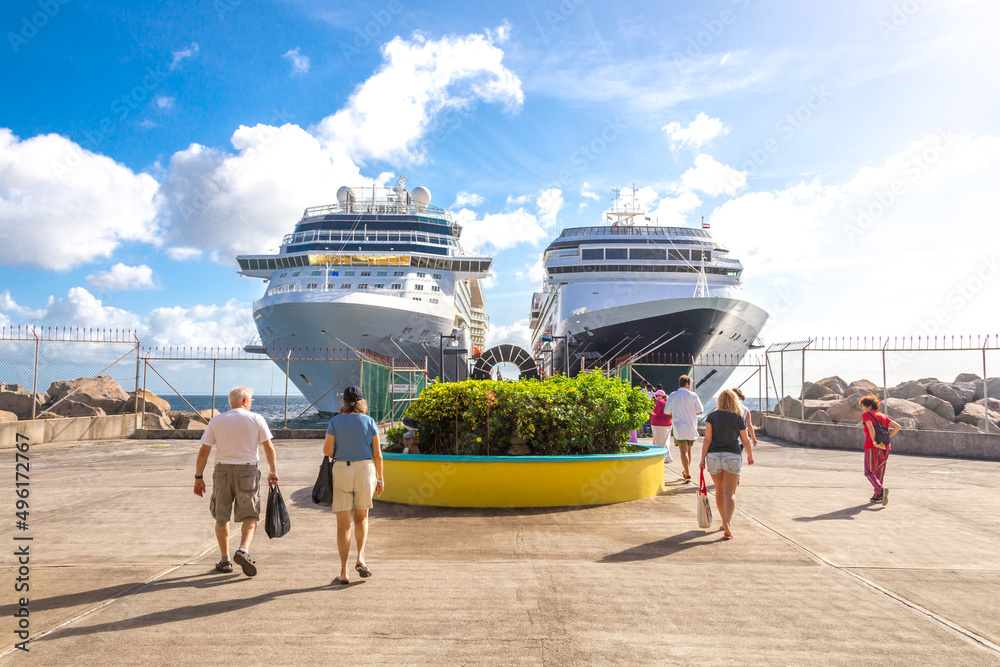 Cruise passengers return to cruise ships at St Kitts Port Zante cruise ship terminal - obrazy, fototapety, plakaty 