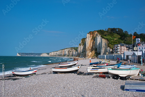 Strandbad Yport, Alabasterküste, Normandie, Frankreich. Panorama vom Kieselstrand mit Klippen Falaise d’Amont und Fécamp im Hintergrund